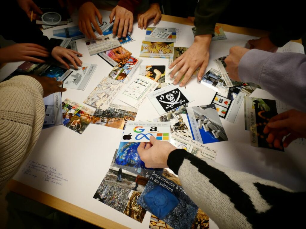 Les participants recherchent parmi les cartes de plusieurs toiles l'origine des problèmes