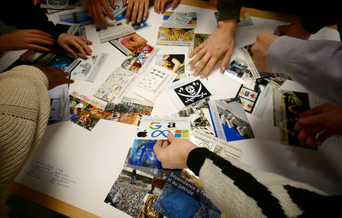 Les participants recherchent parmi les cartes de plusieurs toiles l'origine des problèmes